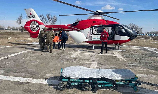 Iğdır'da fırtına ve tipi yolu kapatınca hasta ambulans helikopterle hastaneye ulaştırıldı