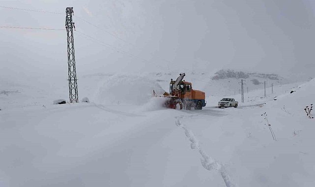 Iğdır'da kar ve tipi nedeniyle kapanan köy yolları ulaşıma açıldı