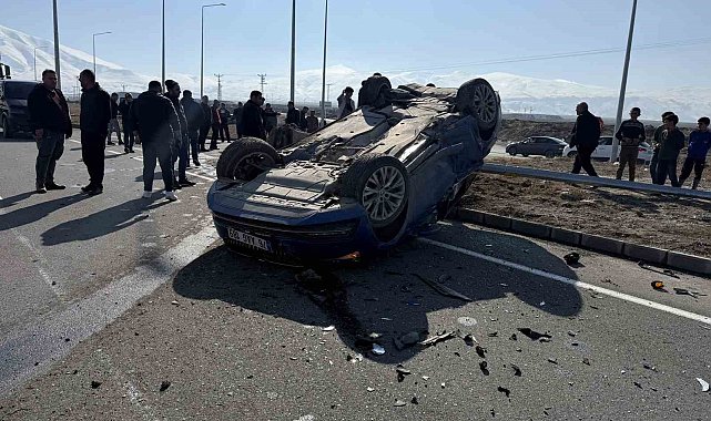 Iğdır'da minibüs ara yoldan çıkan otomobile çarptı, araçlarda maddi hasar oluştu