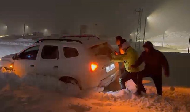 Iğdır'da yoğun kar yağışı etkili oldu, sürücüler yollarda mahsur kaldı