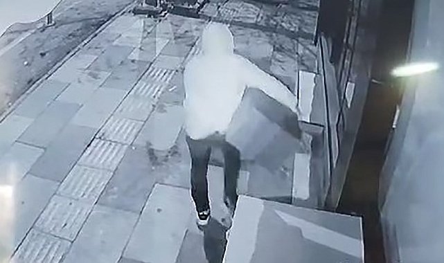 İş yeri önündeki dolabı çaldı, o anlar kamerada