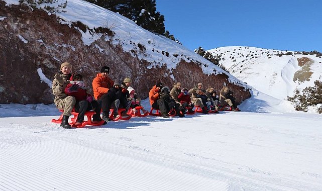 Jandarma ekipleri çocuklarla Ergan'da karın tadını çıkardı