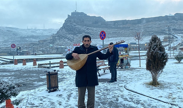 Kar yağışı Karslı aşığın sözüne yansıdı