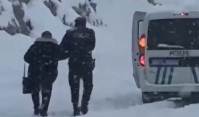 Karda mahsur kalanların yardımına polisler yetişti