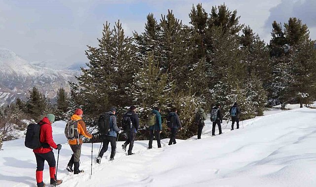 Karla kaplı dağlarda doğa yürüyüşü