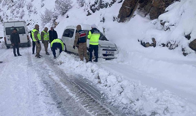 Karlı yolda mahsur kalan vatandaşların imdadına Mehmetçik yetişti