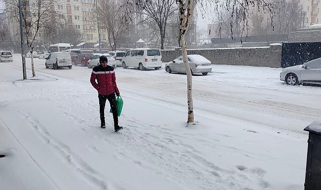 Kars'ta kar yağışı kenti beyaza bürüdü