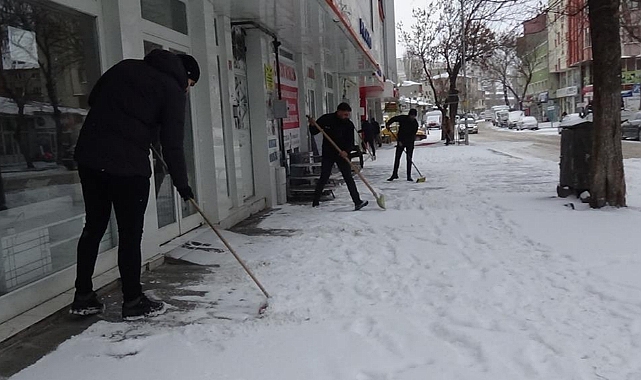 Kars'ta vatandaşların kar mesaisi başladı