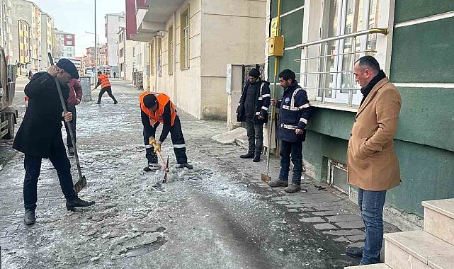 Kars'ta kaldırımların buzu kırılıyor
