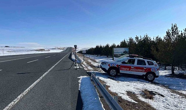 Kars'ta radarla hız demetimi 3 araç trafikten men edildi