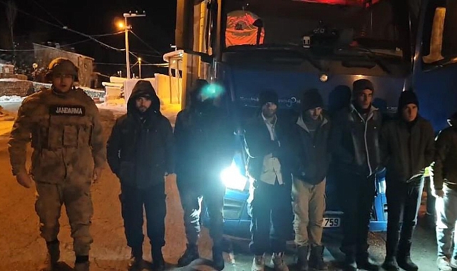 Kişi başı 2 bin 500 dolar ödeyen göçmenler tırın kupasında yakalandı