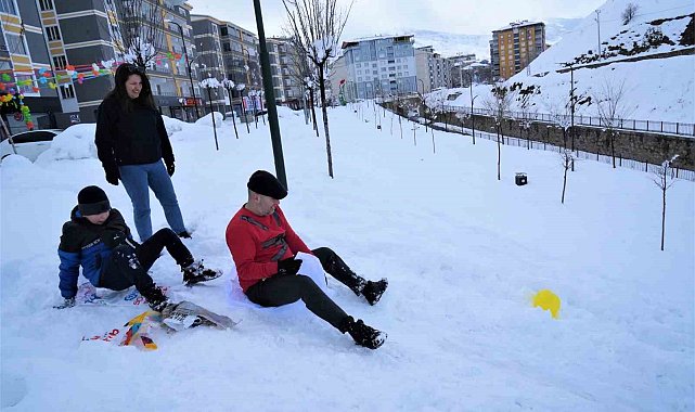 Lala Vadisi'nde naylon poşetlerle kayarak karın keyfini çıkardılar