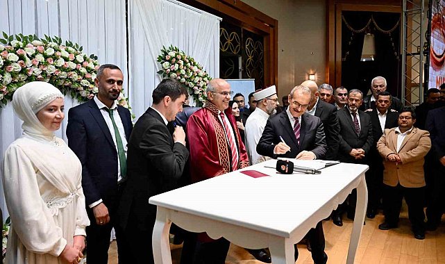 Malatya'da 100 çift, toplu nikah töreniyle dünyaevine girdi