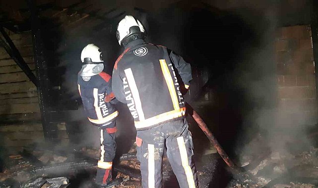 Malatya'da hasarlı binada yangın