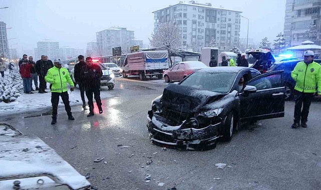Malatya'da öğrenci servisi ile otomobil çarpıştı: 5 yaralı