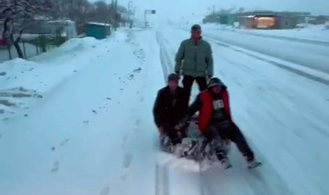 Malatya'da traktör arkasında karda 'sörf'