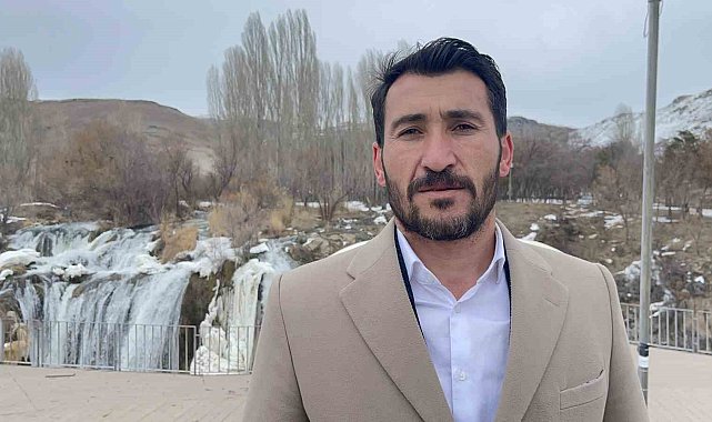 Muradiye Şelalesi'nde çöp toplayıp satranç oyandılar