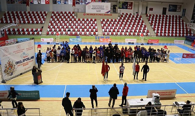 Muş'ta 'Okul Sporları Badminton Gençler Grup Müsabakaları' başladı