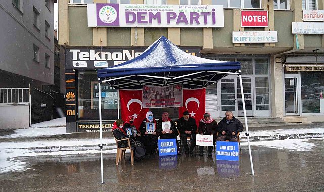 Muş'ta aileler kar altında evlat nöbetine devam ediyor