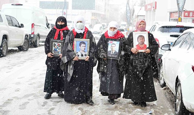 Muş'ta aileler kar altında evlat nöbetini sürdürüyor