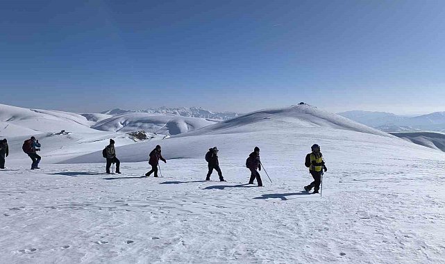 Muş'ta doğa tutkunları Çavuştepe zirvesine tırmandı