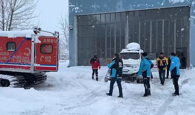 Muş'ta yolu kardan kapanan köydeki hasta zorlu mücadele ile hastaneye ulaştırıldı