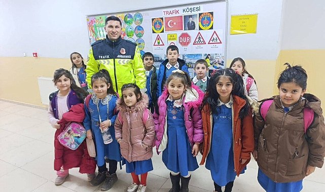 Öğrenciler için trafik köşesi yapıldı