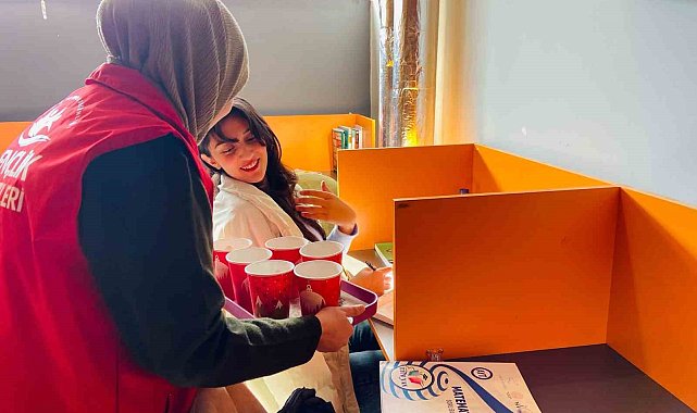Öğrencilere sıcak çorba ikramında bulundular