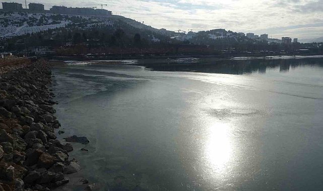 Orduzu Göleti'nin bazı bölümleri buz tuttu