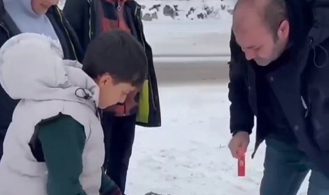 Polisin kızak tamiri görüntüsü yürek ısıttı