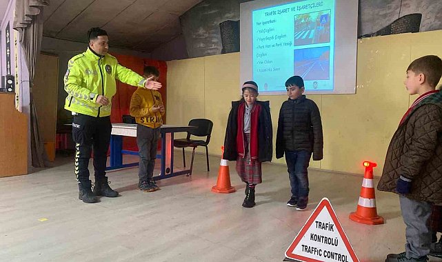 Polisten çocuklara trafik güvenliği ve trafik bilinci eğitimi