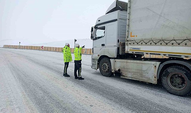 Polisten yolda kalan araçlara yardım eli