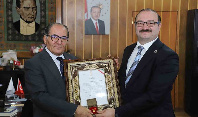 Prof. Dr. Yıldırım, İran'dan aldığı ödülü Rektör Hacımüftüoğlu ile paylaştı