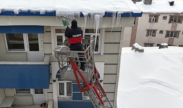 Sarıkamış'ta buz sarkıtlarını itfaiyeciler ortadan kaldırdı