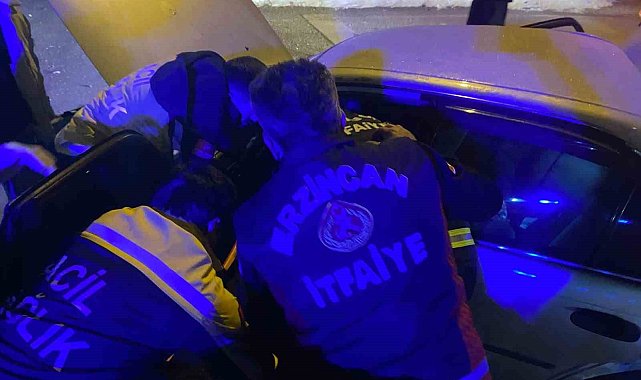Sinyalizasyon ışıklarında bekleyen iki otomobile arkadan gelen otomobil çarptı: 3 yaralı