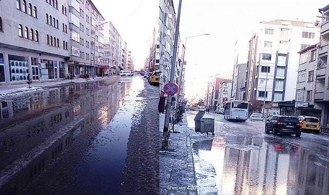 Su patlağı Faikbey Caddesini göle çevirdi