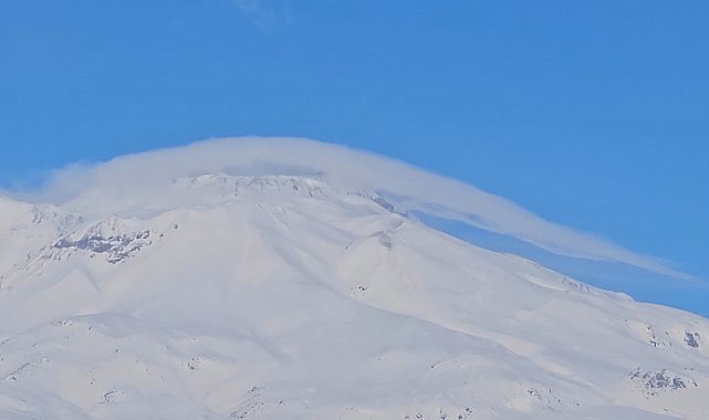 Süphan Dağı zirvesindeki mercek bulutu görsel şölen sundu