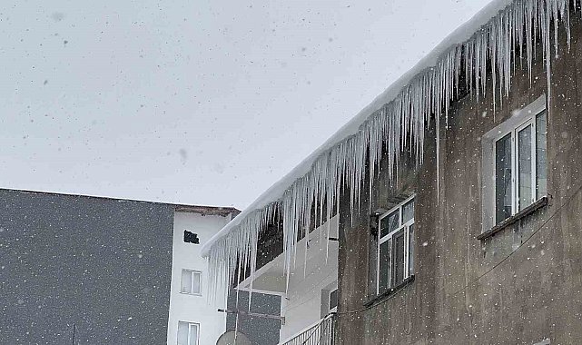 Tatvan'da çatılardaki buz sarkıtları tehlike saçıyor