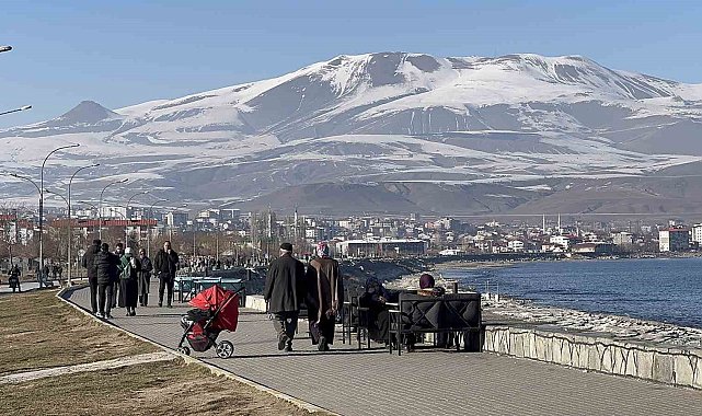 Tatvan'da güneşli havayı fırsat bilen vatandaşlar sahile akın etti
