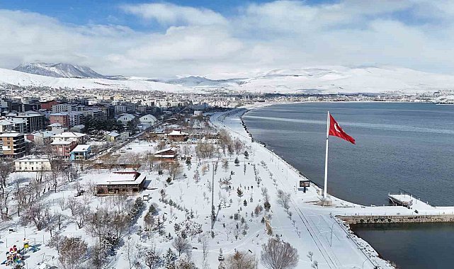 Tatvan'da kar yağışından sonra kartpostallık görüntüler