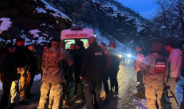 Tunceli'de kar yağışı nedeniyle kayganlaşan yolda kaza: 3 yaralı