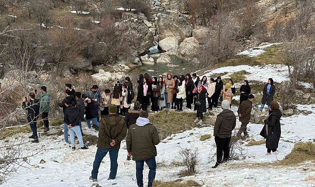 Tunceli'de öğrenciler yaban hayvanları için doğaya yem bıraktı