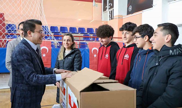 Tunceli'de, okullara spor malzemesi yardımı