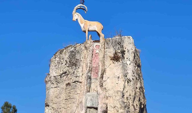 Tunceli'deki devasa kaya gizemini koruyor