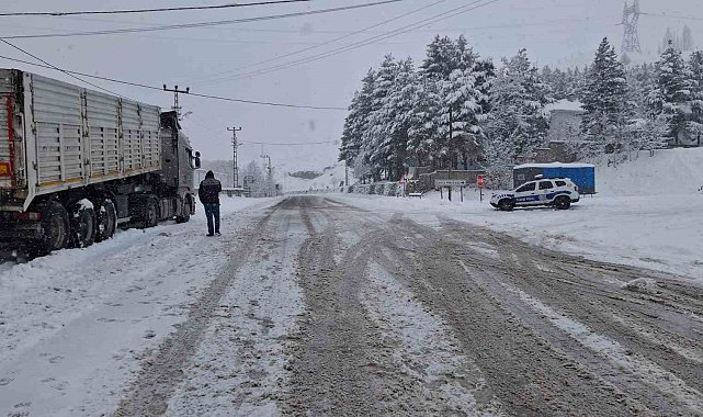 Tunceli'nin Pülümür ilçesi ile Erzincan sınırı arası, ağır tonajlı araç geçişlerine kapatıldı