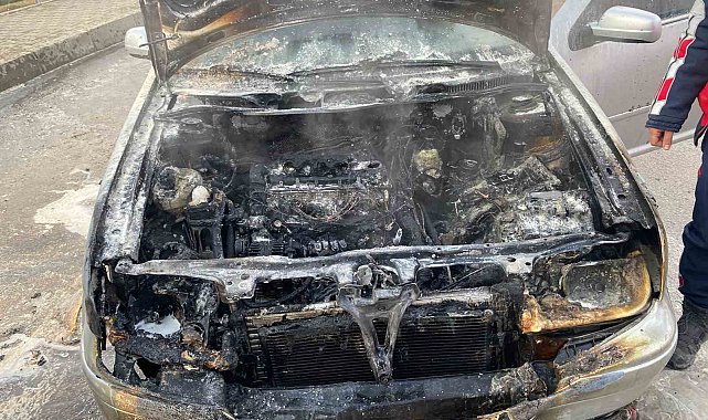 Tutuşan otomobil, itfaiye tarafından söndürüldü