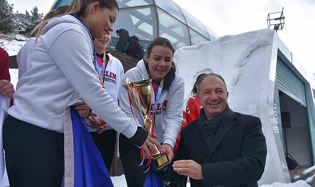 ÜNİLİG Kar Voleybolu şampiyonları kupalarını aldı