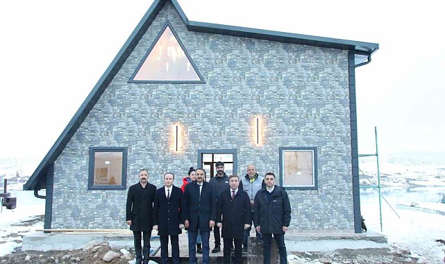 Vali Aydoğdu, İliç'te yaptırılan bungalov evlerde incelemelerde bulundu