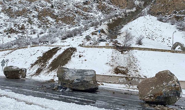 Van-Çatak kara yoluna dev kaya parçaları düştü