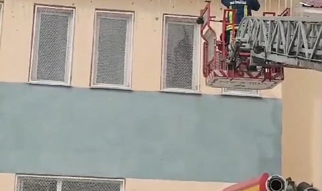 Van'da çatılarda tehlike saçan buz sarkıtları temizlendi
